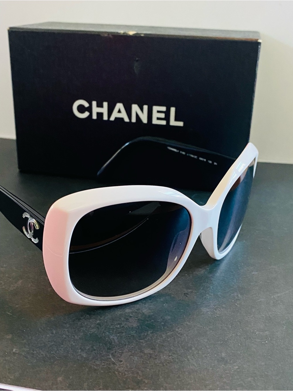 CHANEL 🍾HOST PICK ❤️Black and White Cat Eyed Over Sized Sunglasses Authentic